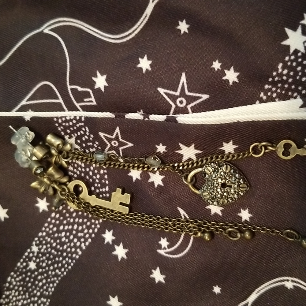 RARE Betsey Johnson Lock & Key Mismatched Drop Earrings - Picture 3 of 11